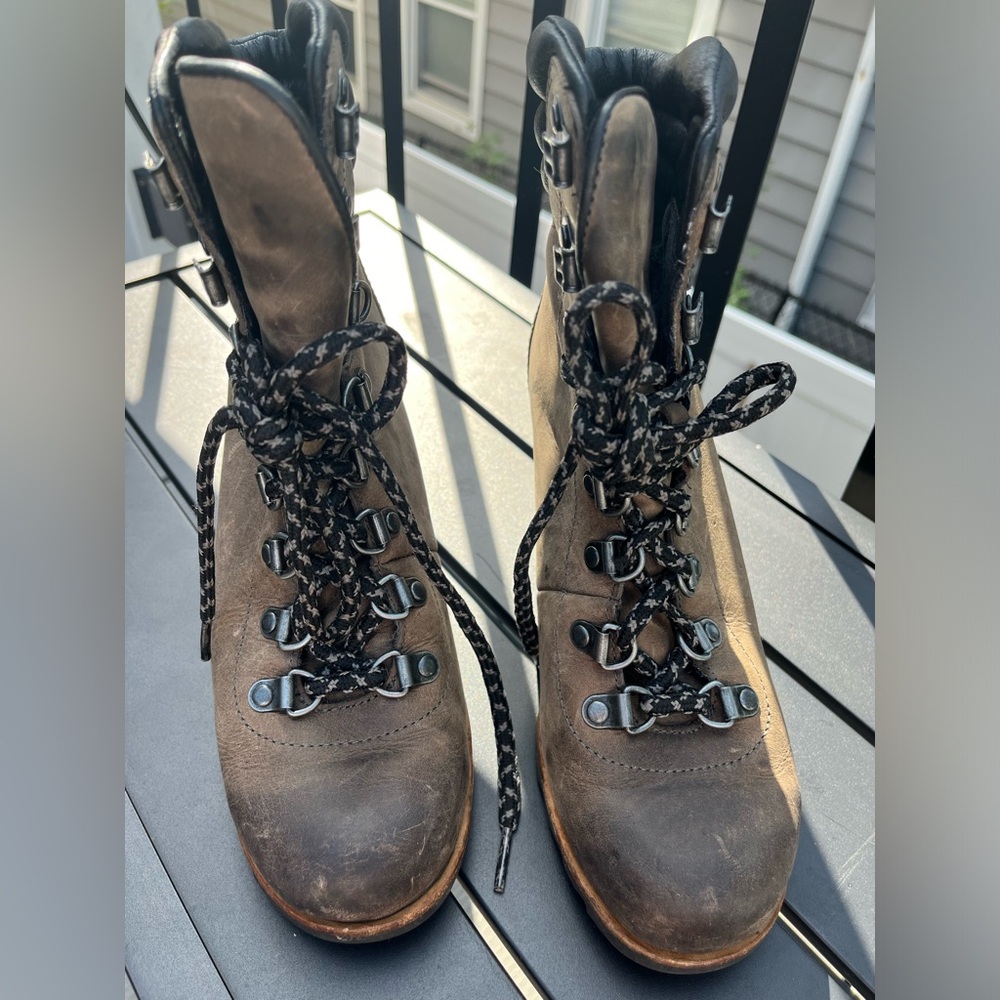 Sorel Conquest Wedge Boot. Size 7 - image 1